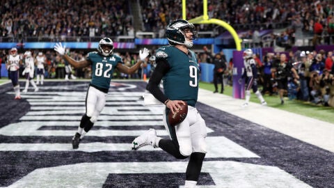 Nick Foles anota un touchdown en la Super Bowl