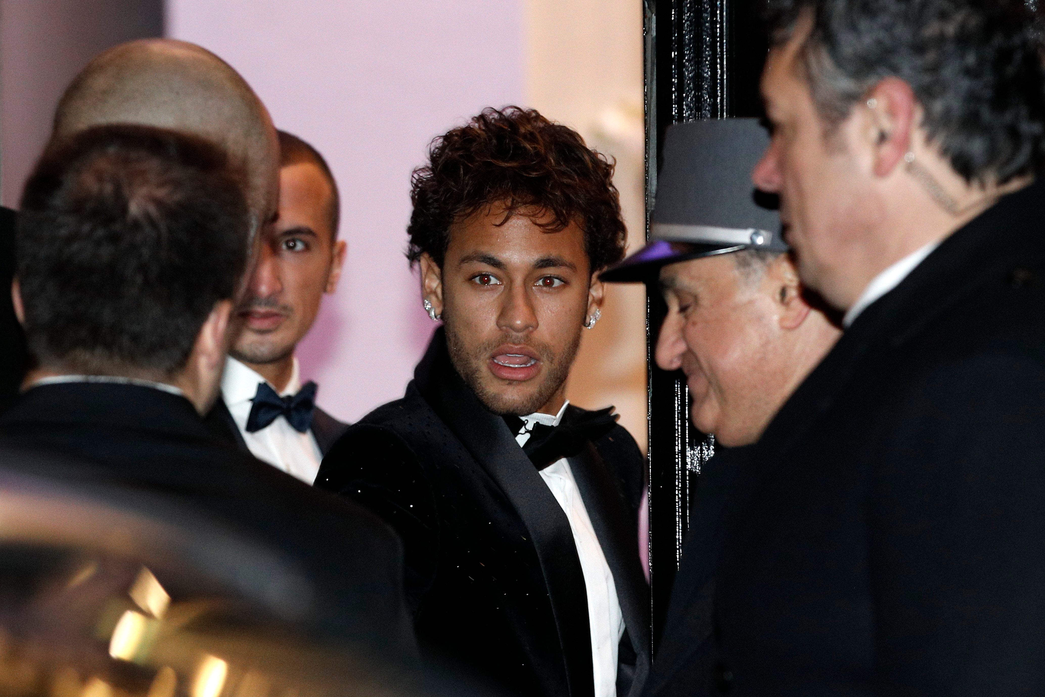 Neymar celebra por todo lo alto en una sala de fiestas de París su 26 cumpleaños Neymar celebra por todo lo alto en una sala de fiestas de París su 26 cumpleaños