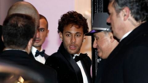 Neymar llega a la sala de fiestas de Par&iacute;s para celebrar su 26 cumplea&ntilde;os