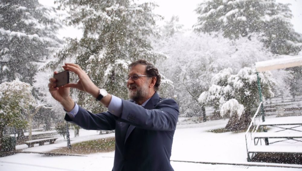 Mariano Rajoy se hace un selfie en la nieve
