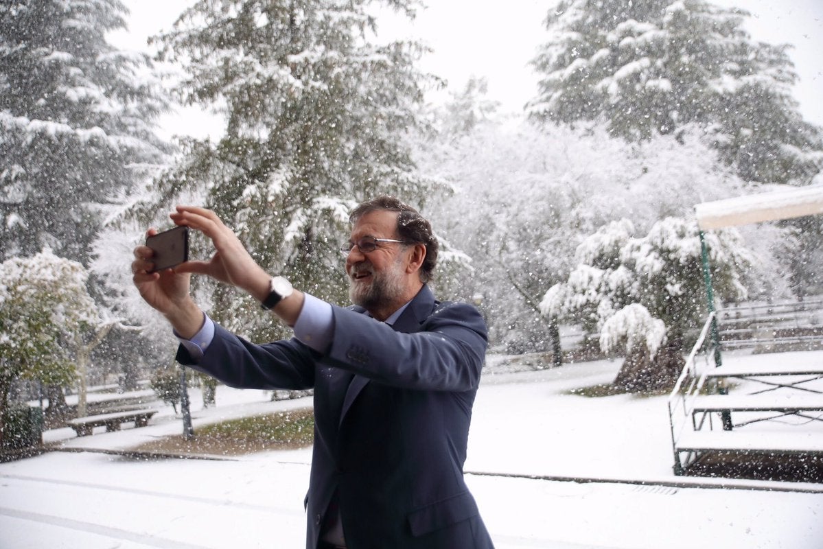 Rajoy muestra en un selfi la nieve que ha caído en el Palacio de la Moncloa Rajoy muestra en un selfi la nieve que ha caído en el Palacio de la Moncloa