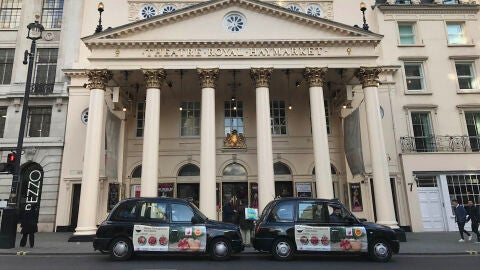 Taxis de Londres con publicidad de la granada mollar de Elche