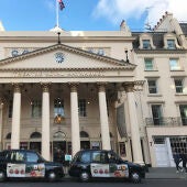 Taxis de Londres con publicidad de la granada mollar de Elche