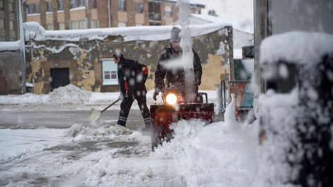 Retiran nieve de las calles