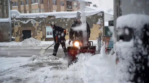 Retiran nieve de las calles Retiran nieve de las calles