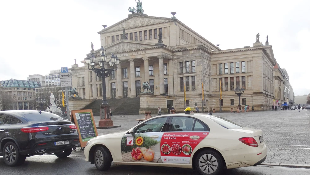 Un taxi de Berlín (Alemania) con publicidad de la granada mollar de Elche