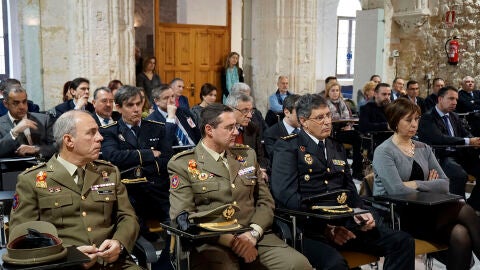 Mandos de Polic&iacute;a y del Ej&eacute;rcito participan en un curso en la IE Universidad