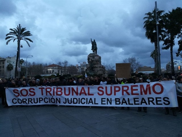 Unas 400 personas protestan en Palma por la "corrupción judicial en Baleares" y reclaman ayuda al Tribunal Supremo Unas 400 personas protestan en Palma por la "corrupción judicial en Baleares" y reclaman ayuda al Tribunal Supremo