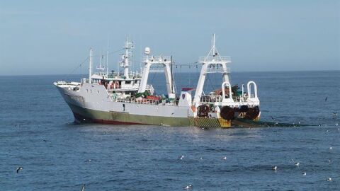 Un pesquero faena en el mar