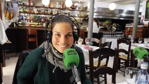 Dana Cervantes, atleta malague&ntilde;a en la Taberna Cantarrana