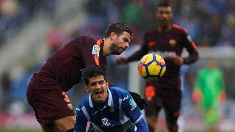 Gerard Piqu&eacute;, en una acci&oacute;n ante Gerard Moreno