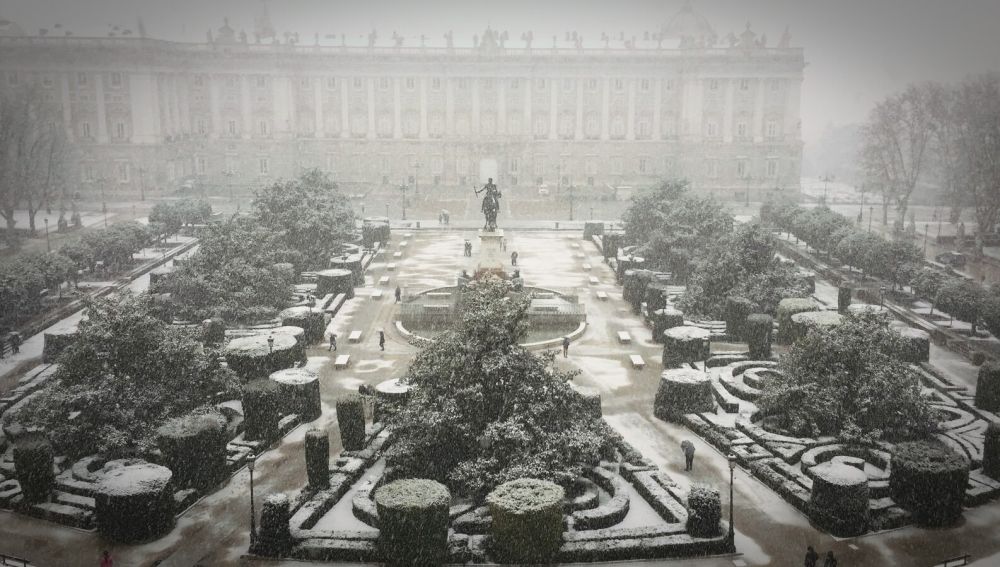La nieve cuaja en el Palacio Real de Madrid