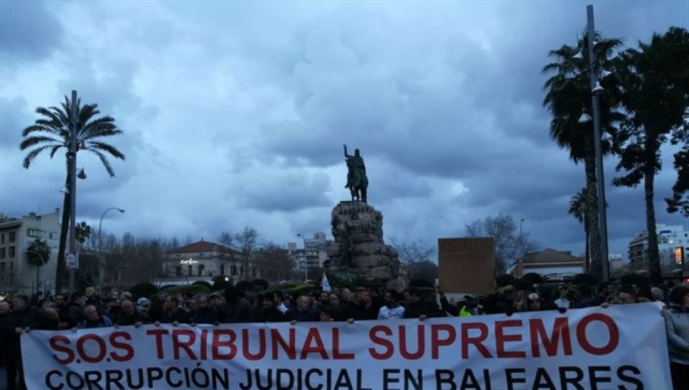 Manifestación en la Plaza de España de Palma contra el juez y el fiscal del ‘Caso Cursach’, Manuel Penalva y Miguel Ángel Subirán. 