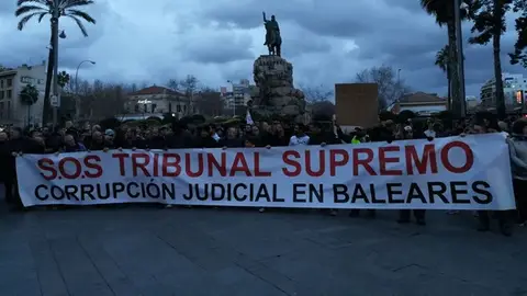 Manifestación en la Plaza de España de Palma contra el juez y el fiscal del ‘Caso Cursach’, Manuel Penalva y Miguel Ángel Subirán. El lema de la protesta: 'SOS Tribunal Supremo. Corrupción Judicial en Baleares'.
