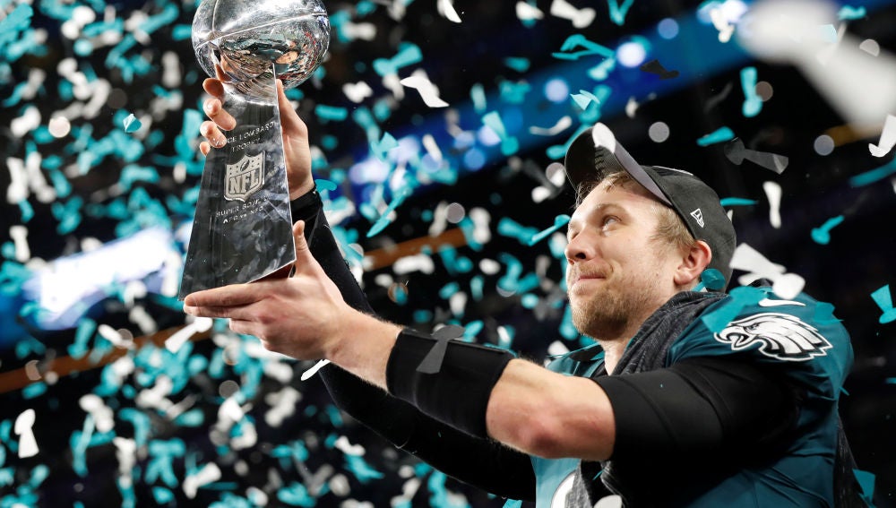 Nick Foles, MVP, con el título de campeones
