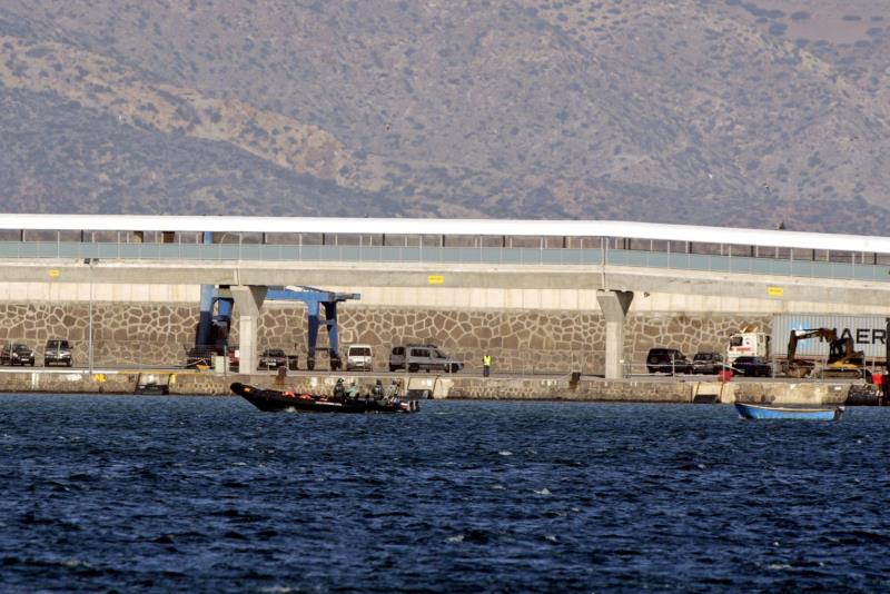 La Guardia Civil rescata del mar a 31 inmigrantes de una patera pinchada en Melilla La Guardia Civil rescata del mar a 31 inmigrantes de una patera pinchada en Melilla