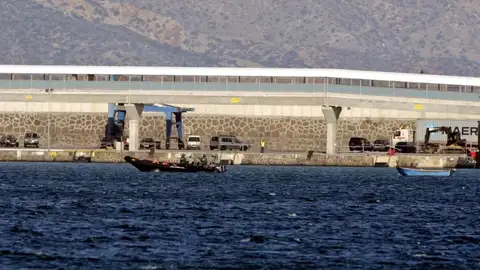 Una patera rescatada cerca de la costa de Melilla es remolcada al puerto Una patera rescatada cerca de la costa de Melilla es remolcada al puerto