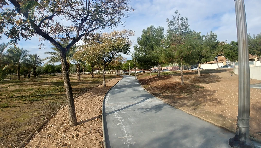 Caminal pavimentado en el Parque Sant Jaume de Peña Las Águilas de Elche Caminal pavimentado en el Parque Sant Jaume de Peña Las Águilas de Elche