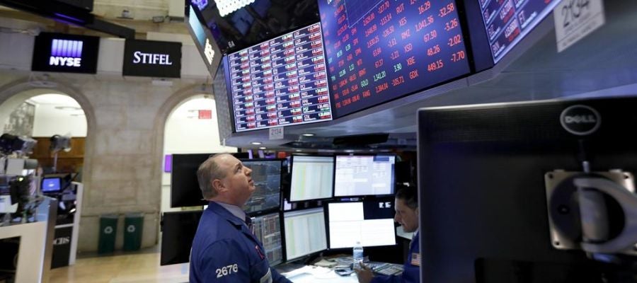 Corredores reaccionan durante el cierre de la Bolsa de Nueva York Corredores reaccionan durante el cierre de la Bolsa de Nueva York