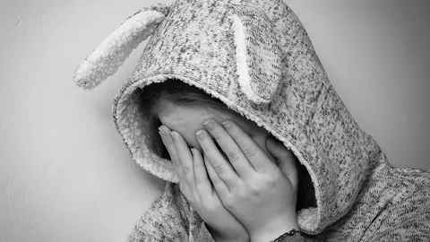 Una niña llorando Acoso escolar