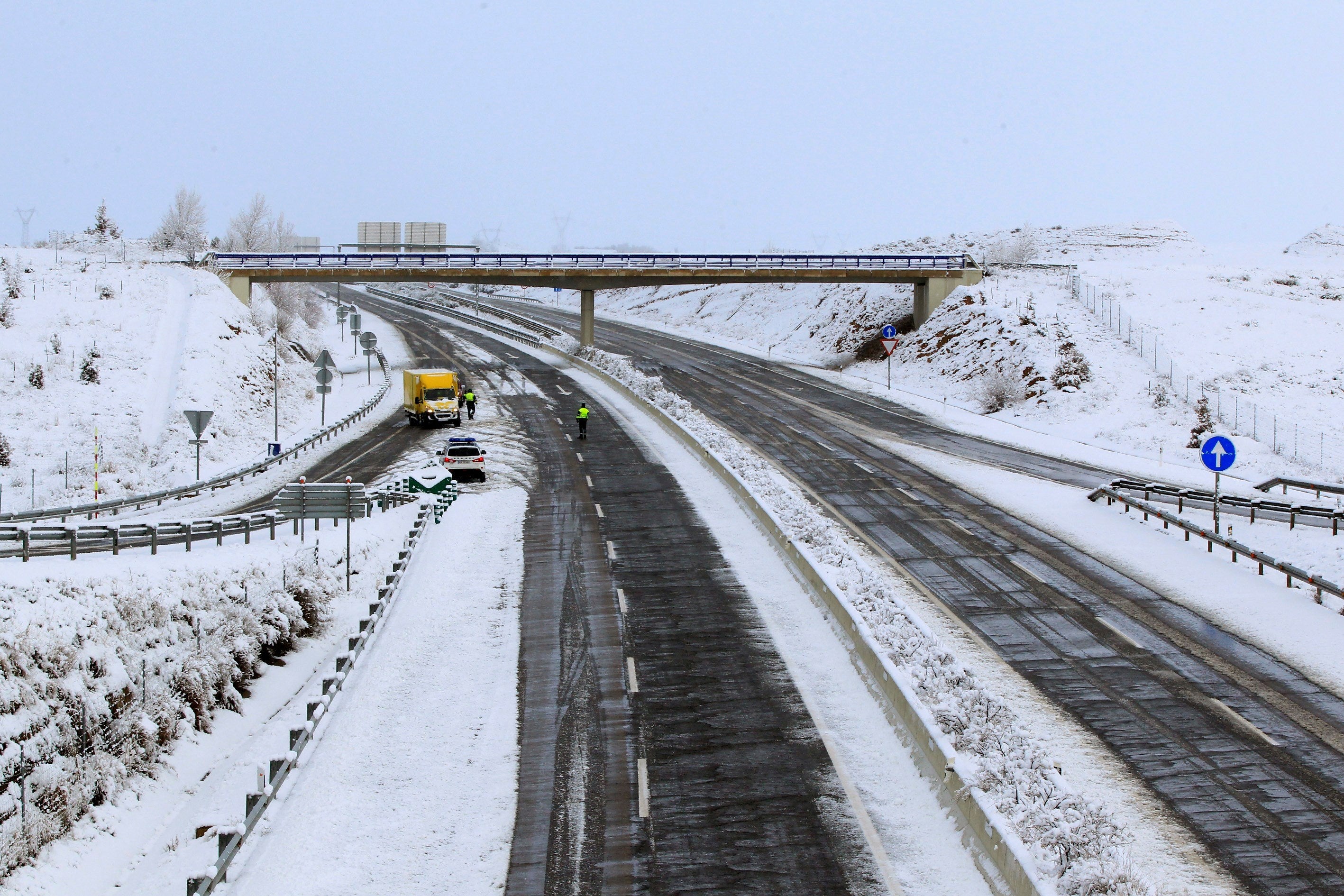 La nieve obliga a cortar 400 carreteras, retrasa vuelos y deja a 50.000 alumnos sin clases La nieve obliga a cortar 400 carreteras, retrasa vuelos y deja a 50.000 alumnos sin clases