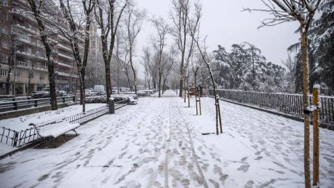 Vista del Templo de Debod de Madrid que se encuentra cubierto por la nieve