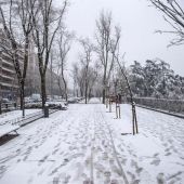 Vista del Templo de Debod de Madrid que se encuentra cubierto por la nieve