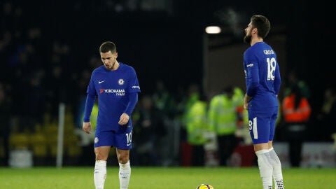 Hazard y Giroud, cabizbajos tras recibir un gol