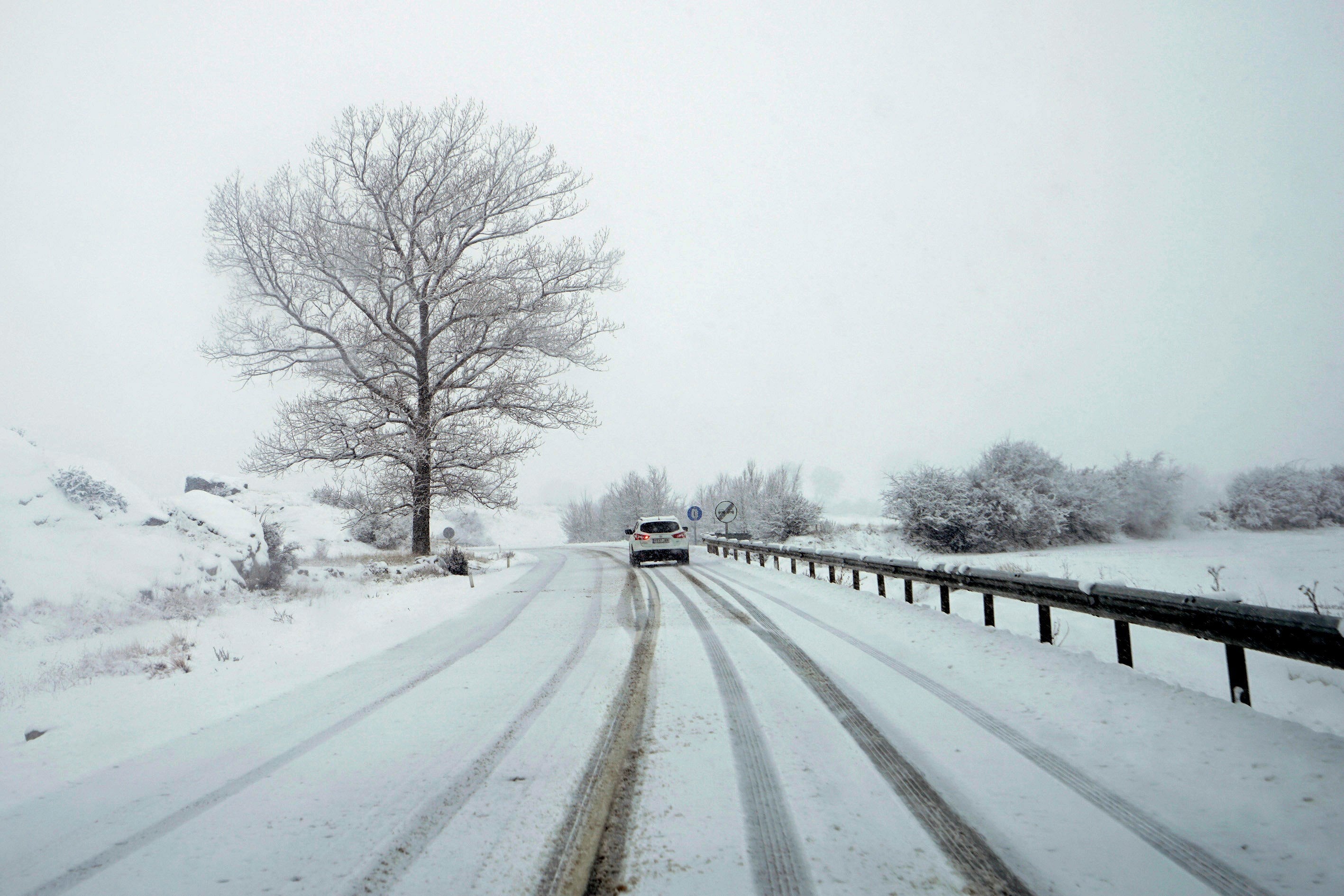La nieve restringe el tráfico en casi 1.200 kilómetros de carreteras nacionales La nieve restringe el tráfico en casi 1.200 kilómetros de carreteras nacionales