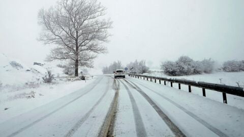 Un coche circula por la carretera A-226 entre Teruel y Cedrillas