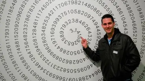 Yusnier, el matemático cubano que ha conseguido batir 21 récords mundiales con su cálculo mental Yusnier, el matemático cubano que ha conseguido batir 21 récords mundiales con su cálculo mental