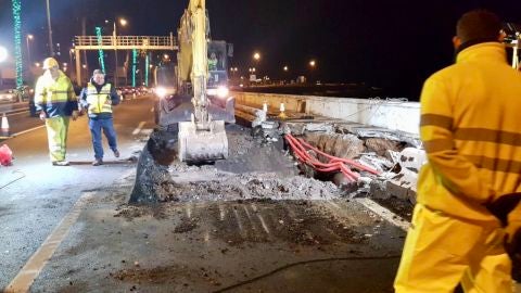 Operarios reparan socav&oacute;n en la Avda. Mart&iacute;tima de Las Palmas de Gran Canaria el 5 de febrero de 2018
