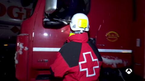 La Cruz Roja reparte comida caliente a los camioneros parados en la carretera