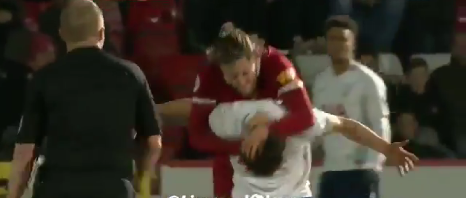 Lallana agrede a un jugador de 19 años durante un Liverpool - Tottenham sub 23 Lallana agrede a un jugador de 19 años durante un Liverpool - Tottenham sub 23