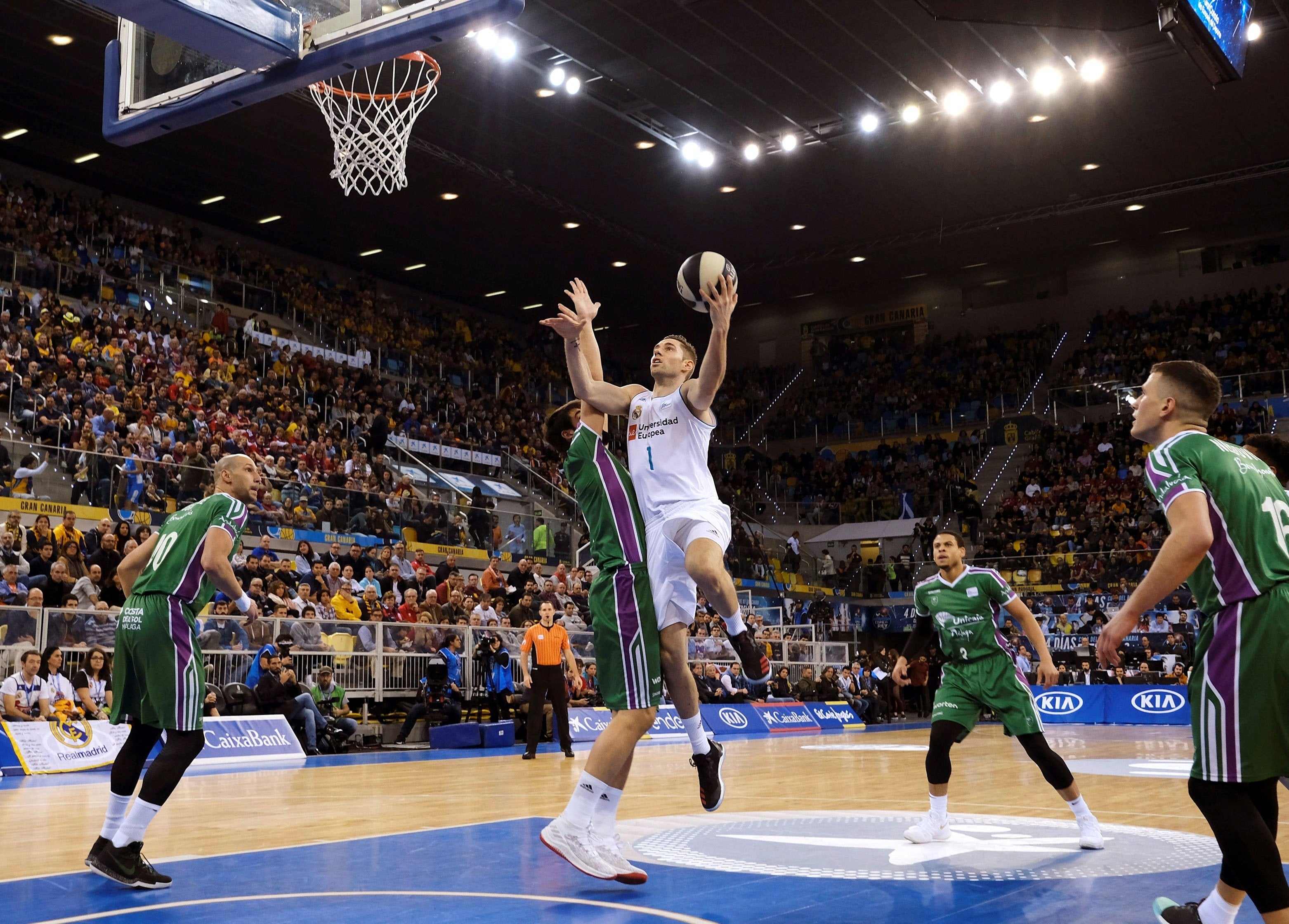 El Real Madrid se lleva un sufrido triunfo ante Unicaja y sigue vivo en la Copa El Real Madrid se lleva un sufrido triunfo ante Unicaja y sigue vivo en la Copa