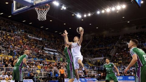  Fabien Causer trata de encestar ante la defensa de Unicaja