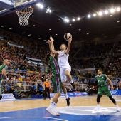  Fabien Causer trata de encestar ante la defensa de Unicaja