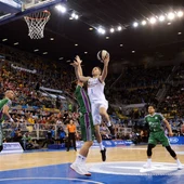 Fabien Causer trata de encestar ante la defensa de Unicaja Fabien Causer trata de encestar ante la defensa de Unicaja