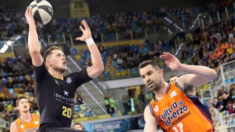 Mateusz Ponitka penetra a canasta ante Rafa Mart&iacute;nez