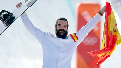 El español Regino Hernández hace historia y se une a los Fernández Ochoa en la fiesta de Vaultier (16-02-2018) Hernández ondea una bandera española mientras celebra en el podio la medalla de bronce de boardercross
