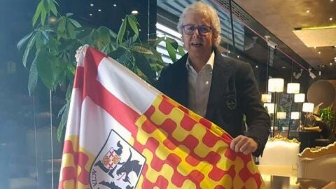 Xavier Gabriel con la bandera de Tabarnia