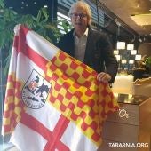 Xavier Gabriel con la bandera de Tabarnia