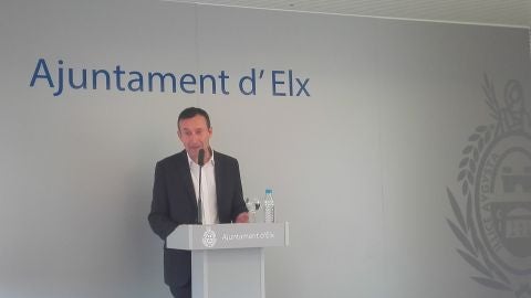 El alcalde de Elche, Carlos Gonz&aacute;lez, en una comparecencia en el Ayuntamiento de Elche