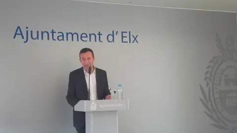 El alcalde de Elche, Carlos González, en una comparecencia en el Ayuntamiento de Elche El alcalde de Elche, Carlos González, en una comparecencia en el Ayuntamiento de Elche