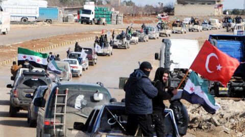 Miembros del Ej&eacute;rcito Libre Sirio circulan junto a tropas turcas en la ciudad de Azez, en la zona siria de Afr&iacute;n