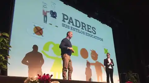 El uso y abuso de las redes sociales a debate en las charlas de la Escuela de Padres de Benicàssim. BENICÀSSIM