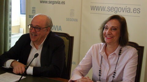 Alfonso Reguera, portavoz del PSOE, y M&ordf; Jos&eacute; Garc&iacute;a Orejana, de Ciudadanos, en la rueda de prensa del acuerdo de presupuestos.