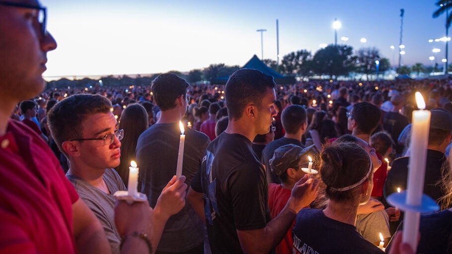 Vigilia en recuerdo de las v&iacute;ctimas del tiroteo en Florida