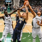Jokic intenta lanzar a canasta ante la defensa de los Bucks Jokic intenta lanzar a canasta ante la defensa de los Bucks