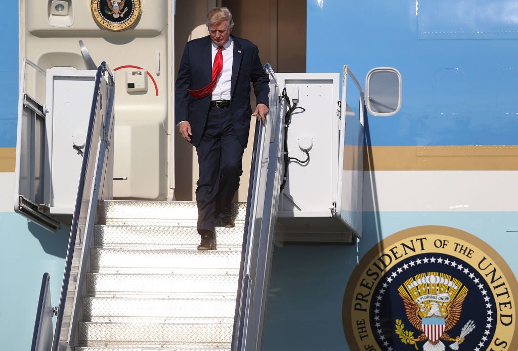 Trump viaja a Florida para reunirse con los familiares de las víctimas del tiroteo Trump viaja a Florida para reunirse con los familiares de las víctimas del tiroteo